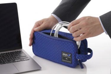 【新商品】おなじみのエコノミークラスシートが、日常使いに便利なガジェットポーチに変身する『Economy Class Fabric』シリーズ　「ガジェットポーチ」が発売
