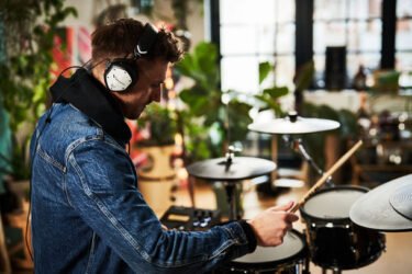 【新商品】電子ドラムに最適な音質で 没入感のある演奏を楽しめるヘッドホンが発売